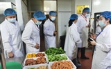 嚴(yán)格落實(shí)學(xué)校主體責(zé)任，堅(jiān)決筑牢食品安全防線