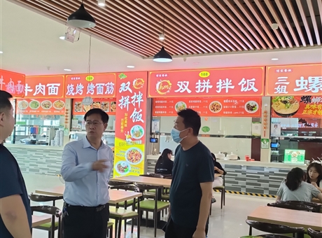 副校長(zhǎng)深入食堂檢查指導(dǎo)，護(hù)航新生就餐“第一餐”